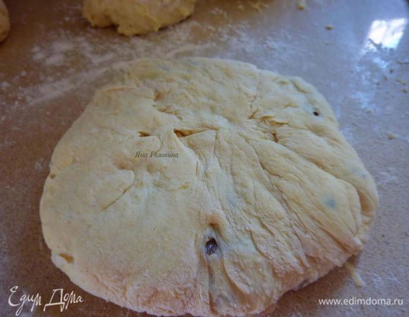 Завернуть тесто наверх, получается круглый пирожок.