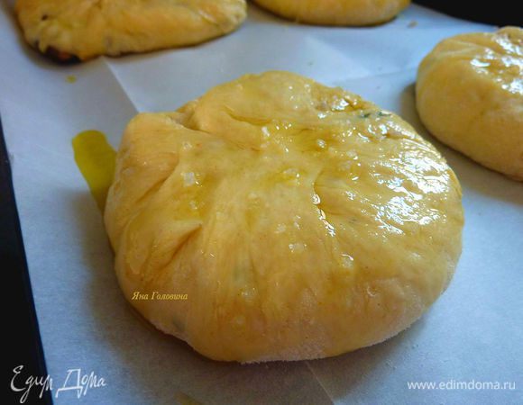 Смазать маслом и посыпать солью.