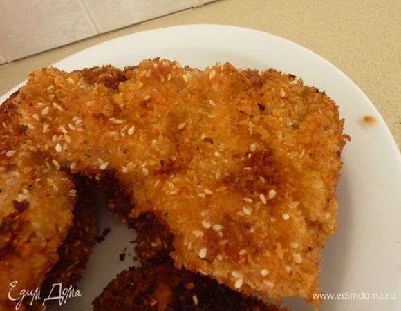 На днях готовила - Ароматная курочка в хрустящей сырно-кунжутной шубке  - от Натали, очень вкусно, легко и просто, очень рекомендую !!! 
http://www.edimdoma.ru/retsepty/58572-aromatnaya-kurochka-v-hrustyaschey-syrno-kunzhutnoy-shubke 