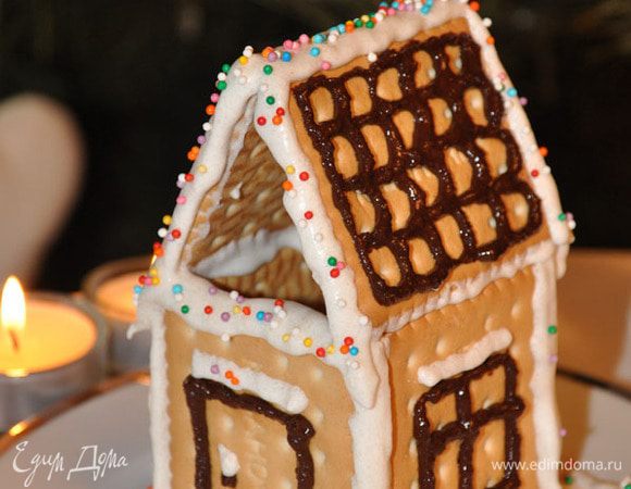 На печенье растопленным шоколадом нарисовать 3 окна, 1 дверь и 2 печенья с черепицей. 