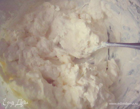 Делаем начинку. 
Творог смешать с яйцом и ванильным сахаром.