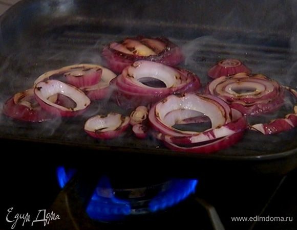 Разогреть сковороду-гриль и обжарить кольца лука с двух сторон до золотистого цвета.