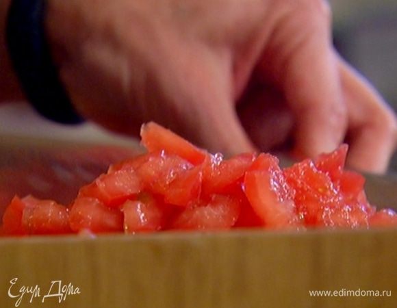 Чашечки помидоров мелко порубить.
