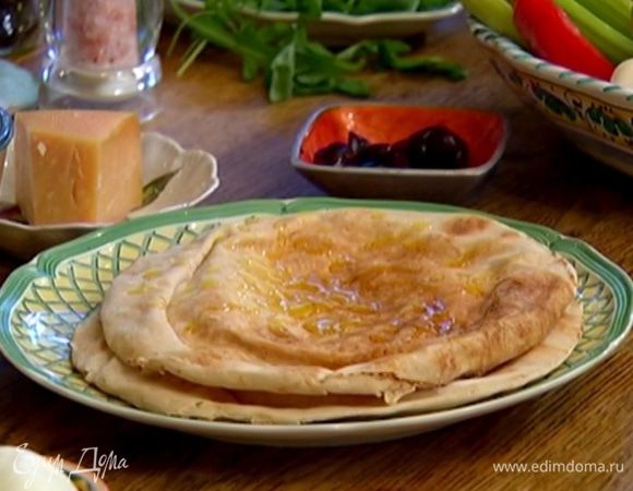 Питу сбрызнуть оливковым маслом с двух сторон.