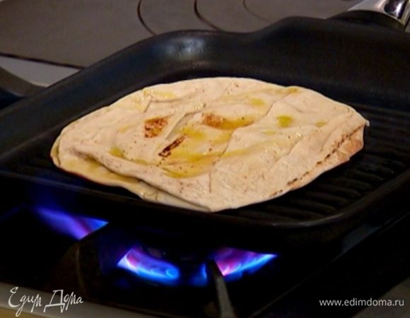 В сковороду, где жарился лук, выложить питу и прогреть ее с обеих сторон.