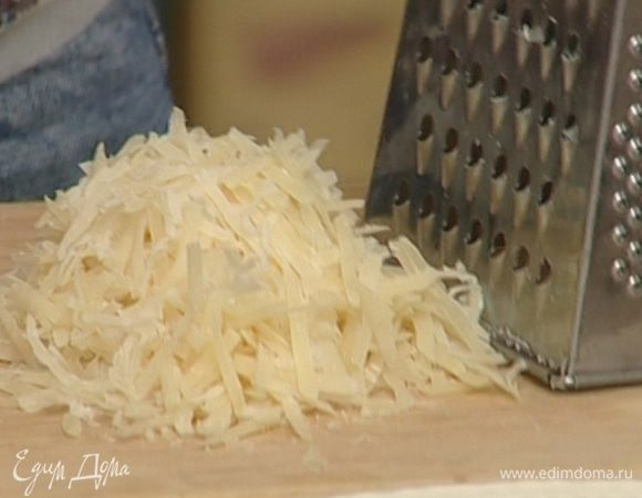Сыр натереть на крупной терке.