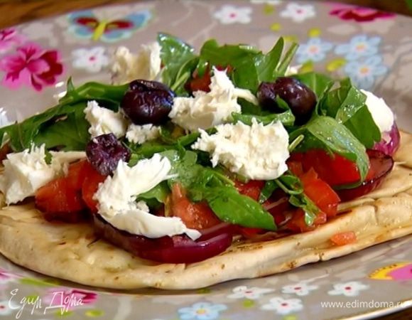 Моцареллу и оливки измельчить руками и разложить сверху на питу.