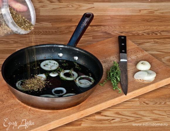 Положить все ингредиенты для маринада в сковороду и довести до кипения. Накрыть и тушить примерно 5 мин.