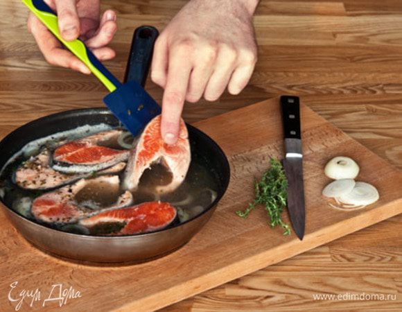 Готовую рыбу осторожно просушить на решетке и охладить. 