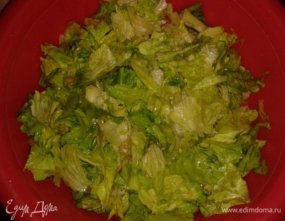 Салат айсберг помыть, крупно порвать руками.