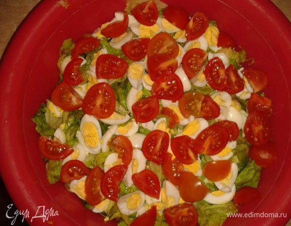Вымыть помидоры черри, нарезать крупно, яйца перепелиные отварить и нарезать крупно.