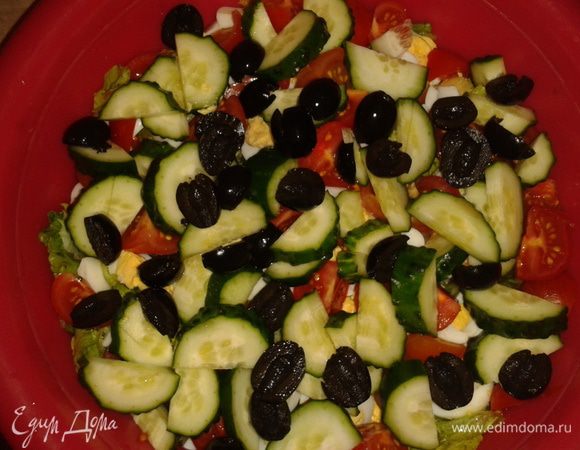 Оливки порезать.