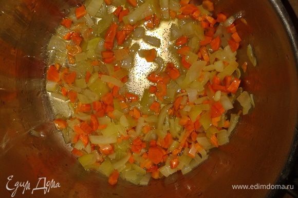 Лук, морковь помыть, нарезать и потушить на растительном масле.