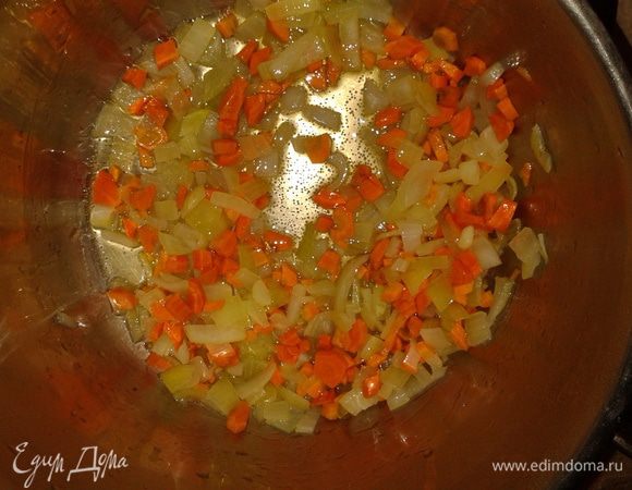 Лук, морковь помыть, нарезать и потушить на растительном масле.