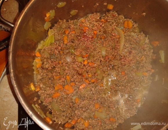 Сделать из говядины фарш и потушить с луком и морковью.