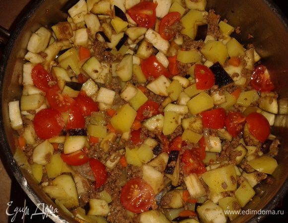 Добавить баклажаны, помидоры черри, 1/2 стакана воды.