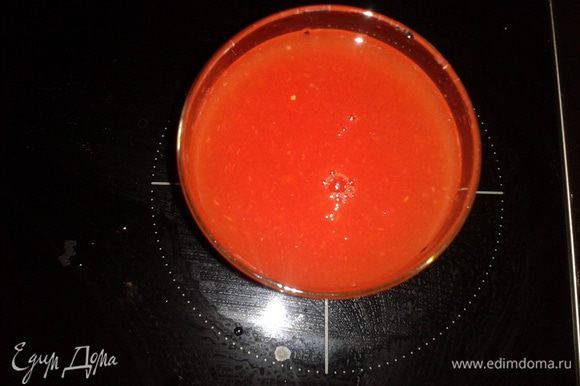 Большие красные помидоры вымыть, с помощью блендера сделать томатный сок, добавить его в кастрюлю.