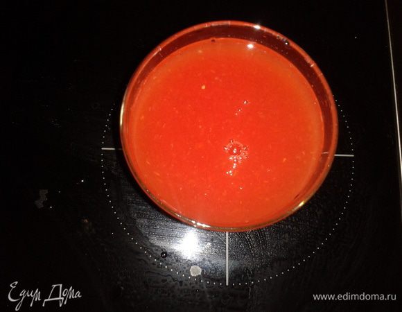 Большие красные помидоры вымыть, с помощью блендера сделать томатный сок, добавить его в кастрюлю.