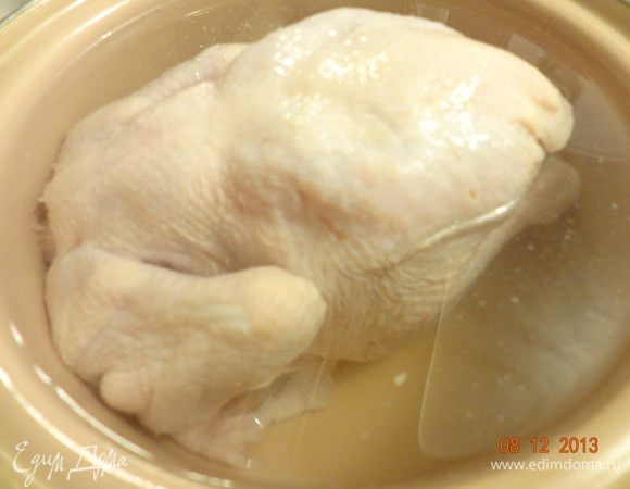 Для начала нужно приготовить соляной раствор. Для этого вымытую курицу положить в подходящую глубокую кастрюлю, залить чистой водой, так чтобы тушка была покрыта полностью. Лучше сразу взять мерную емкость. Я наливаю 1,5 литра, потом доливаю, если нужно. Курицу вынуть, отложить в сторону.