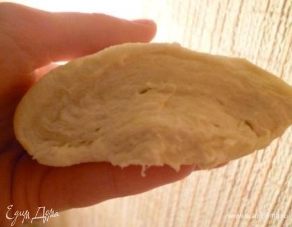 Слоеное тесто можно взять готовое, но лучше, конечно, приготовить самостоятельно. Благо, мне удалось найти рецепт теста, которое идеально подходит для этого тортика - http://www.edimdoma.ru/retsepty/32472-sloenoe-testo-svoimi-rukami-gotovim-doma (Большое спасибо Татьяне). Тесто должно быть достаточно мягким и нежным, а не сухим и хрустящим.