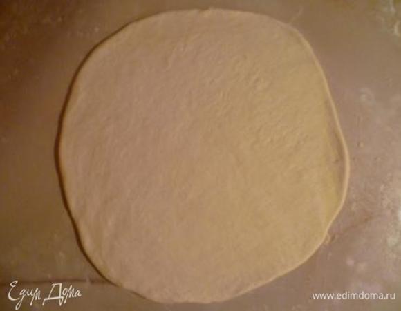 Тесто поделить на 4 части и тонко раскатать в круглые коржи.