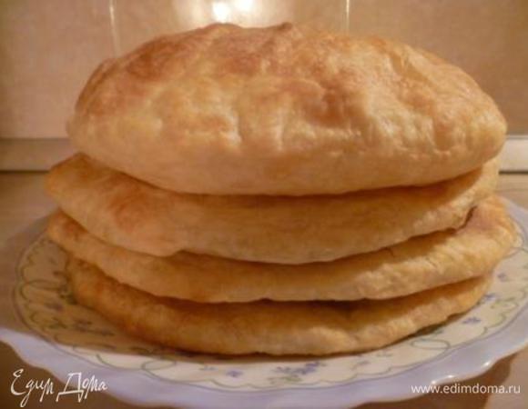 Выпекать при температуре 200 градусов около 15 минут. Тесто должно подняться и зарумяниться. Коржи остудить и надавить, чтобы они сплющились. Края подрезать, чтобы коржи были ровные. Обрезки раскрошить.