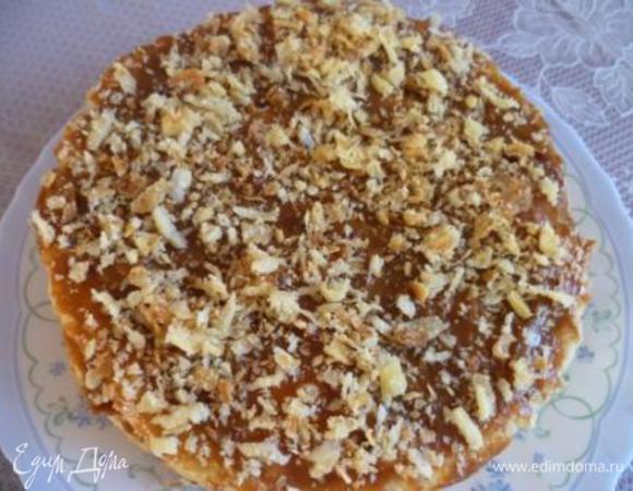 Промазать каждый корж сгущенкой. Сверху посыпать обрезанной крошкой. Убрать в холодильник, лучше на ночь, чтобы коржи "пропитались" и стали более мягкими.