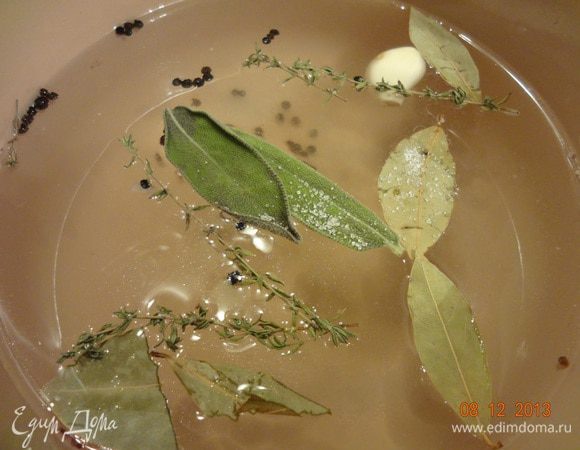 Отмерив количество воды, которое получилось, приготовить рассол, исходя из следующего: на 1 литр воды необходимо - 20 гр. соли, 2 лавровых листа, 1 целый зубчик чеснока, 2 веточки тимьяна, 1 лимон, порезанный на кружочки (не использовала), 2 листика шалфея, черный перец горошком. Довести все до кипения, полностью остудить. Поместить в остывший рассол курицу, накрыть крышкой, убрать в холодильник на 8-10 часов.