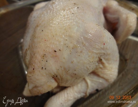 Спустя указанное время курицу вынуть, обсушить и оставить на 30 мин.-2 часа  при комнатной температуре. Так мясо равномернее пропечется. Затем обмазать тушку растительным маслом, можно натереть молотой смесью перцев. Выложить в жаропрочную форму и отправить в разогретую до 190 С духовку на 30 минут.