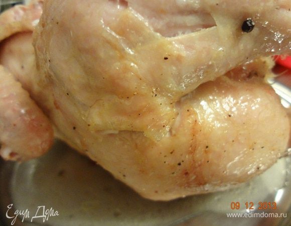 Спустя указанное время, полить курицу, выделившимся соком, перевернуть на другую сторону и поставить еще на 30 минут. Затем тоже самое и еще на 30 минут до готовности (при протыкании бедра - сок прозрачный).
Переложить готовую курицу на блюдо на 10-15 минут для отдыха.