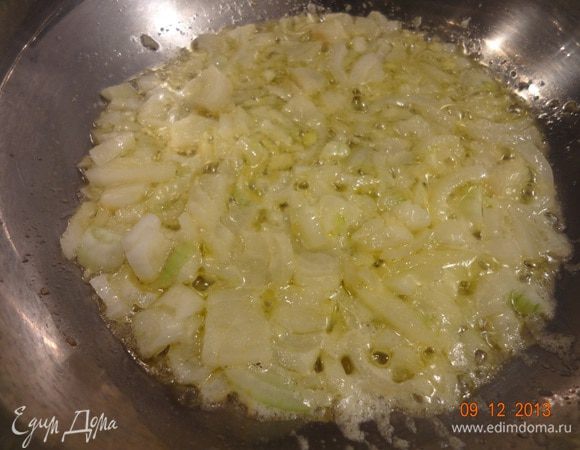 Готовим эстрагоновый соус. Сливочное масло растопить на сковороде, пассеровать мелко нарезанный лук до мягкости, добавить два зубчика чеснока (через пресс) немного обжарить, влить вино, дать закипеть, уварить наполовину.