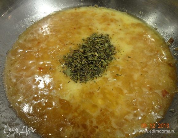 Добавить туда же выделившийся сок курицы, при жарке, уварить еще, когда начнет густеть, добавить сливки и эстрагон, хорошо размешать, дать прокипеть 2 минуты. Снять с огня. Для особых гурманов соус можно протереть через сито.