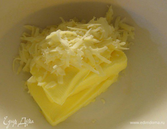 В размягченное сливочное масло добавьте сыр, перемешав массу вилкой.