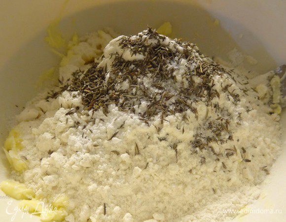 Добавьте все оставшиеся ингредиенты, кроме воды. И как бы щипая, вбивая, вмешайте их в сырно-масляную смесь. 