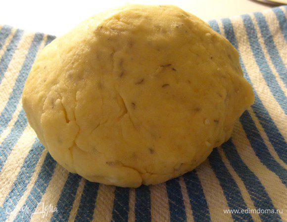 Добавьте очень холодную воду в тесто и быстро замесите его. Должен получиться пластичный "колобок", не пристающий к рукам.
Регулируйте консистенцию теста сами. Если оно слишком влажное - добавьте еще муки, если слишком сухое, не эластичное - влейте немножко холодной воды.
У меня ушло 230 г муки.