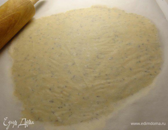 Раскатайте тесто скалкой между двух листов пекарской бумаги.