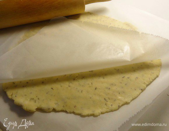 Перенесите тесто в форму для выпечки пирога, сформировав бортик. 
Я обычно наматываю раскатанное тесто на скалку и аккуратно переношу его в форму. Этот способ позволяет получить равномерный по толщине пласт теста.
А можно просто распластать тесто пальцами по форме. Оно достаточно пластичное и очень легкое в работе.