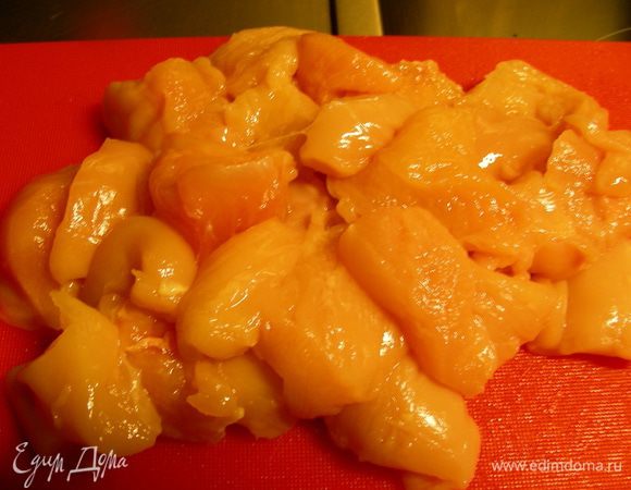 Куриное филе режем небольшими кусочками.
