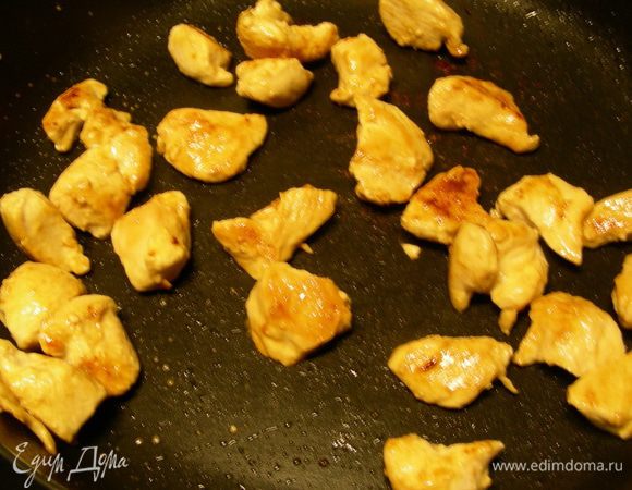 В большой сковороде (желательно тяжелой) разогреваем оливковое масло и обжариваем мясо 5-8 минут до золотистого цвета. Убираем со сковороды и отставляем в сторону.
