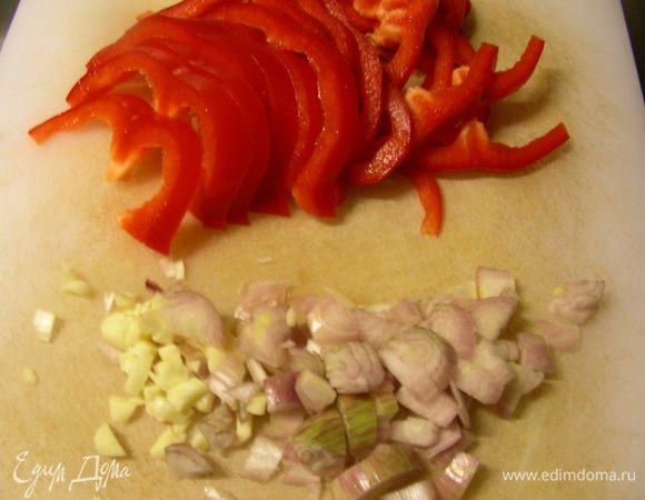 Лук и чеснок режем мелко, перец - тонкими полосочками.
