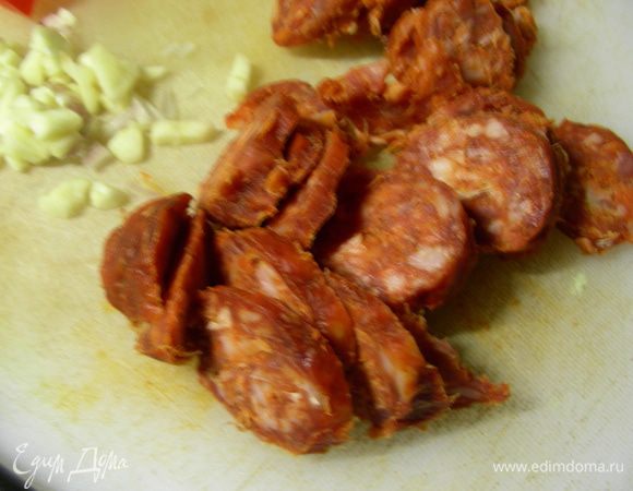 Чоризо режем кружочками.