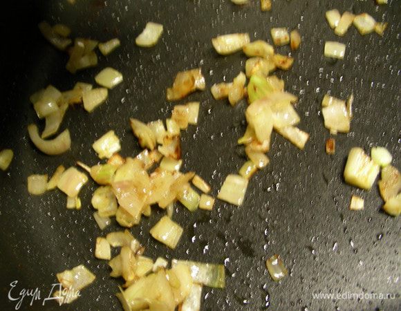 В той же сковороде обжариваем лук 3-4 минуты до мягкости.
