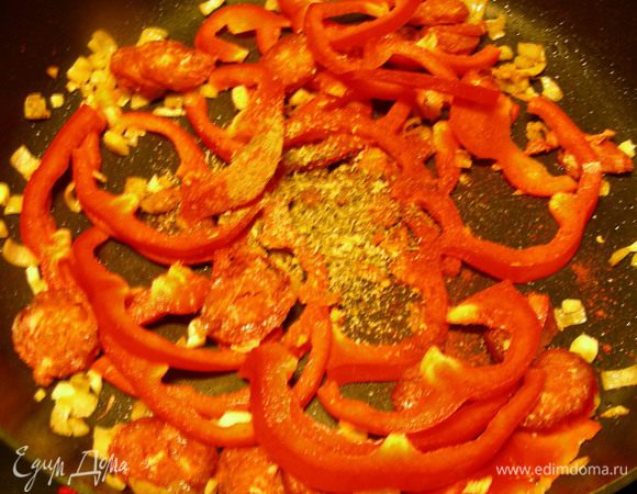 Добавляем чеснок, перец, чоризо, и смесь специй (http://www.edimdoma.ru/retsepty/54068-losos-po-kreolski-s-fasolyu-i-risom). Готовим минут 5.
