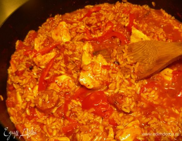 Всыпаем рис, возвращаем курицу в сковороду (у меня коричневый рис, он готовится дольше длиннозернового, поэтому я курицу добавляла попозже). Добавляем помидоры и бульон. Накрываем блюдо крышкой и готовим на небольшом огне минут 25 до мягкости риса.

