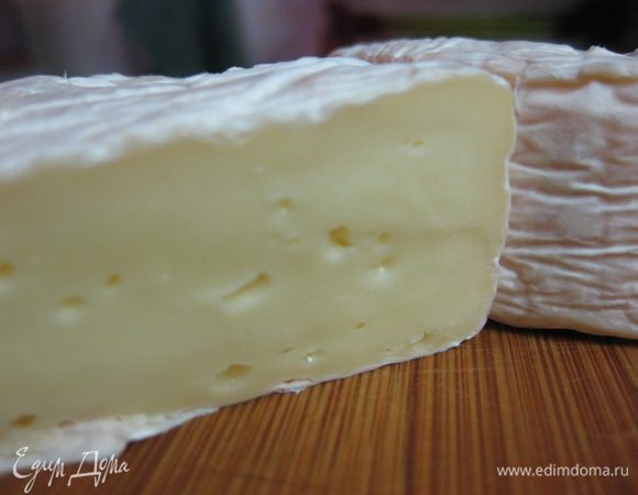 Камамбер нарезать брусочками.