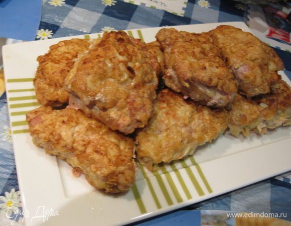 Обжаренные битки с сыром выложить на противень и запекать в разогретой до 220оС духовке до полной готовности 20-30 минут.
Подавать горячими. Очень вкусно!
Приятного аппетита!