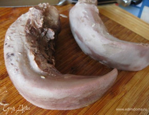 Язык отварить в течение 2 часов с добавлением лаврового листа, соли и душистого перца горошком, затем очистить его. 