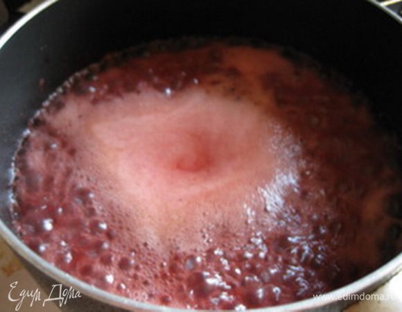 В сотейнике обжарить на сливочном масле измельченные лук и морковь. Затем добавить муку и пропассеровать пару минут.
Добавить вино, бульон, соль, перец и варить на маленьком огне 40 минут, постоянно помешивая. 