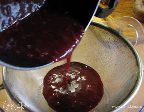 Ближе к окончанию готовки попробовать соус, если он слишком кислый, можно подсластить слегка сахаром.
Процедить готовый соус через сито.

