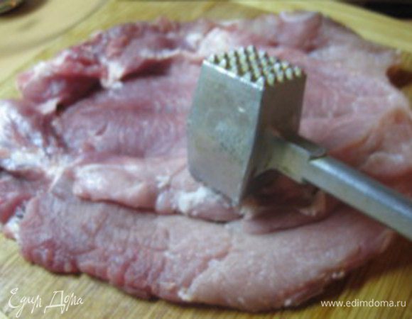 Мясо тщательно промыть и обсушить бумажным полотенцем.
Кусок свинины разрезать вдоль волокон так, чтобы получился один большой пласт мяса толщиной около 2 см. Мясо слегка отбить, посолить и поперчить.